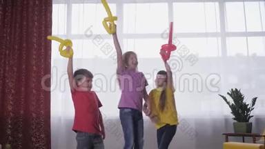 孩子们的聚会，有趣的小朋友在活跃的儿童游戏中和气球打架